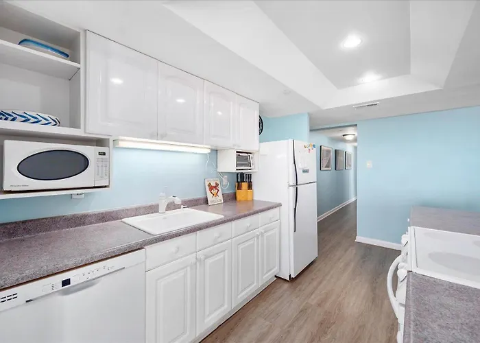 3 Bedroom Ocean Front In Desired Quay Building *