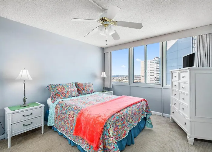 3 Bedroom Ocean Front In Desired Quay Building *