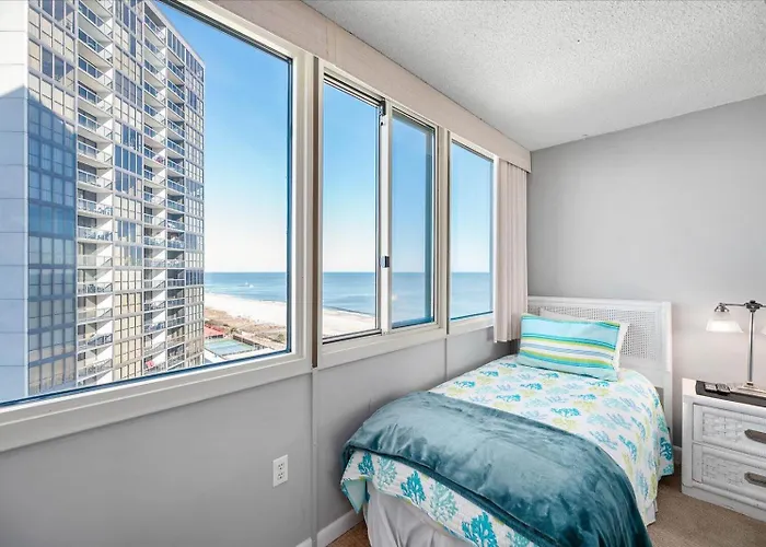 3 Bedroom Ocean Front In Desired Quay Building